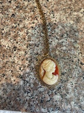 Vintage-Style Cameo Pendant Necklace in Gold and Cream
